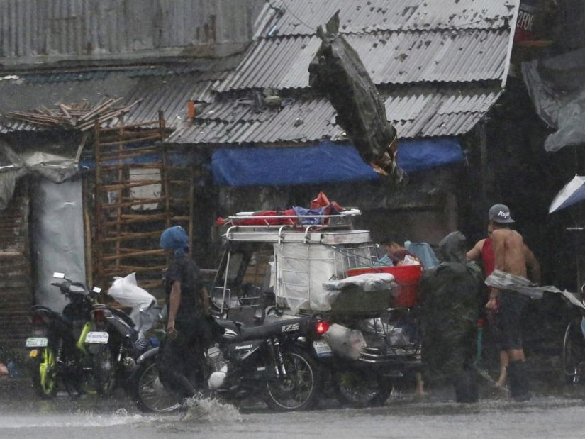 Typhoon Ramassan hits the Philippines Typhoon Ramassan hits the Philippines