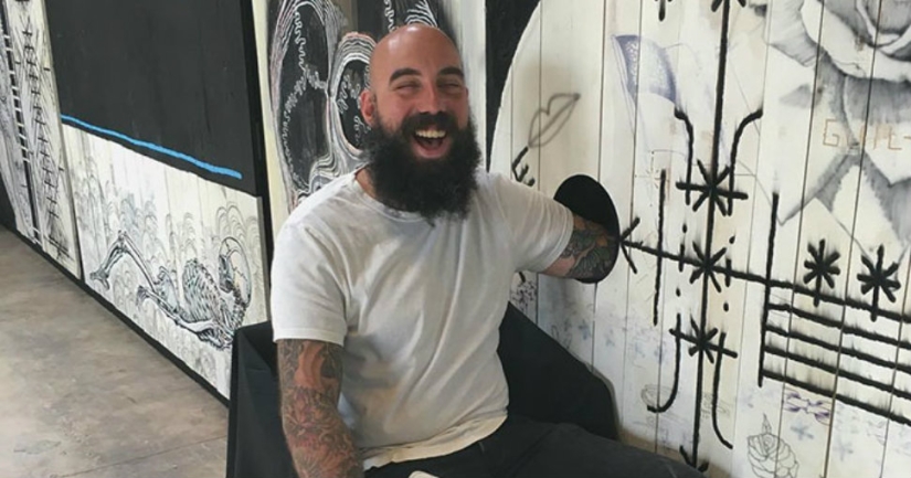 Un agujero con sorpresa: el maestro ofrece hacerse un tatuaje gratis a las personas si meten la mano en el agujero