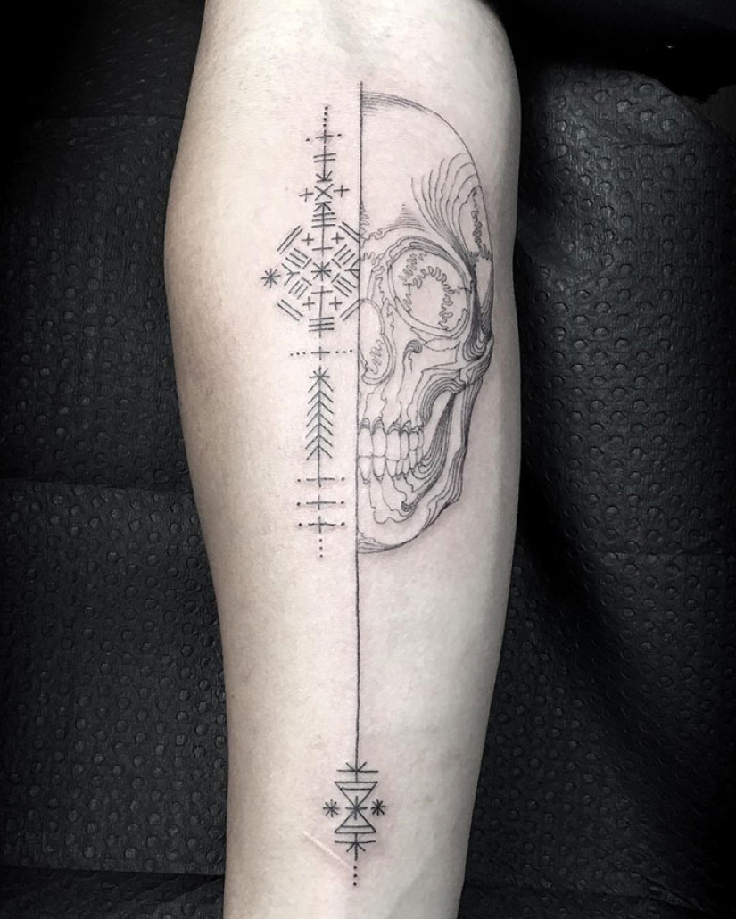 Un agujero con sorpresa: el maestro ofrece hacerse un tatuaje gratis a las personas si meten la mano en el agujero