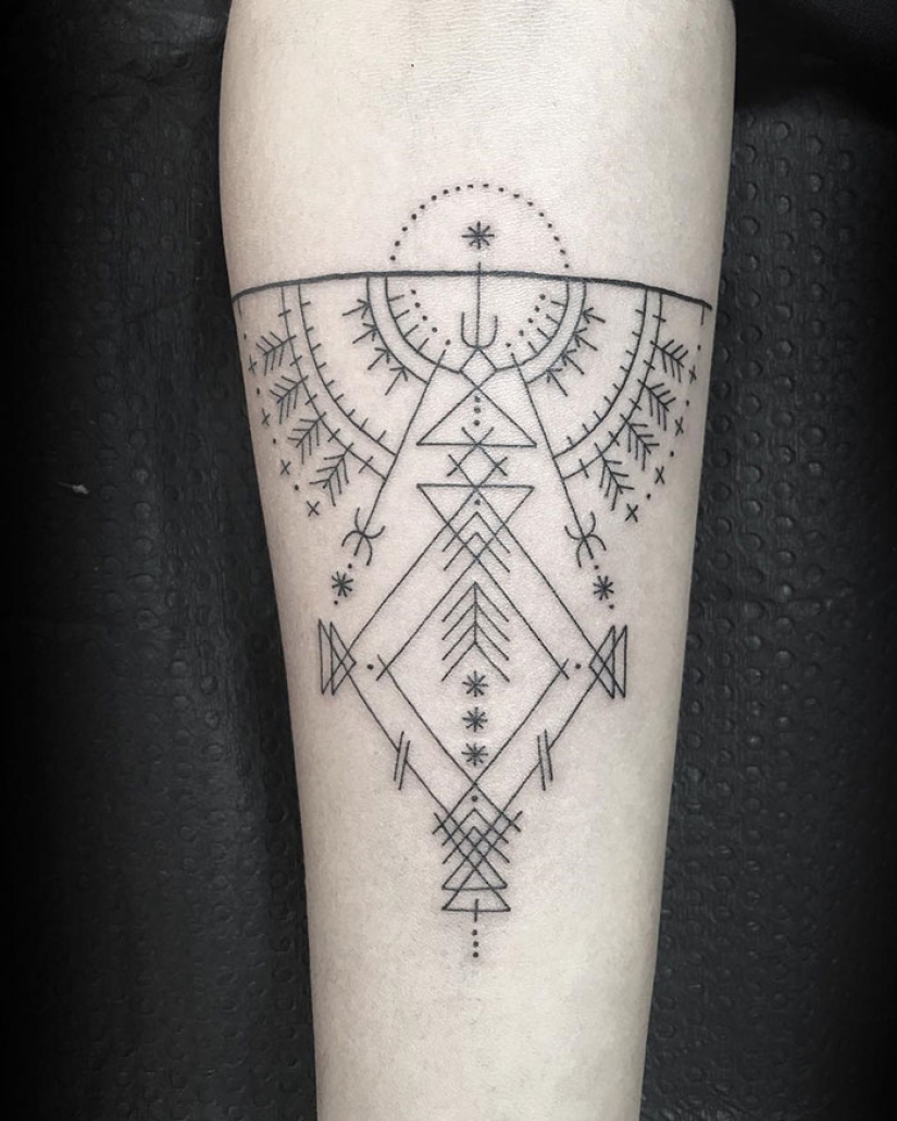 Un agujero con sorpresa: el maestro ofrece hacerse un tatuaje gratis a las personas si meten la mano en el agujero