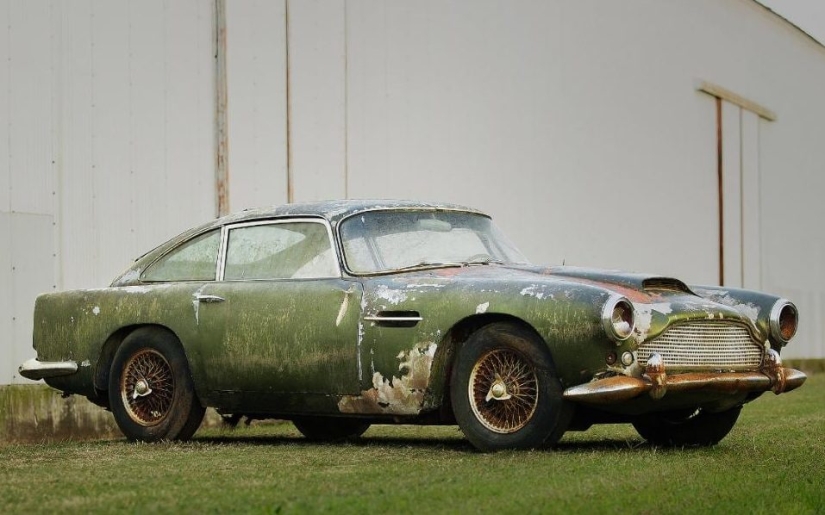 Un Aston Martin oxidado que ha estado parado en el bosque durante 40 años se vende por 400 mil dólares