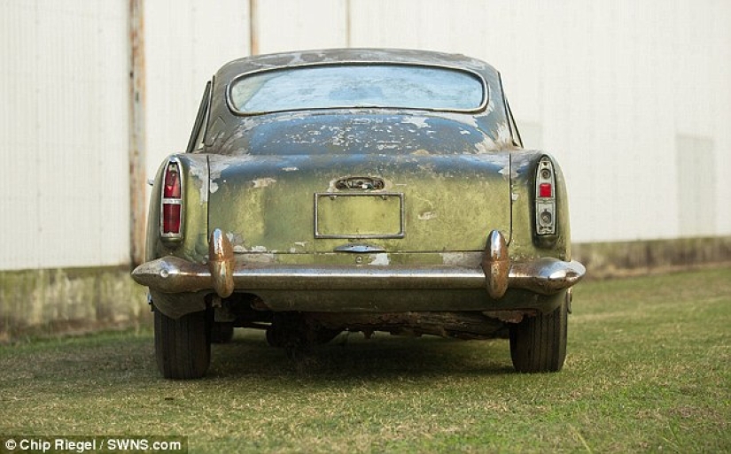 Un Aston Martin oxidado que ha estado parado en el bosque durante 40 años se vende por 400 mil dólares