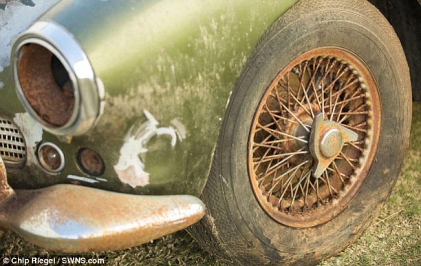 Un Aston Martin oxidado que ha estado parado en el bosque durante 40 años se vende por 400 mil dólares