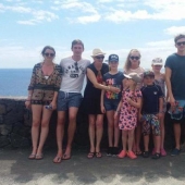 Un británico con la ayuda de una foto cuenta lo mal que le va en Canarias sin su novia