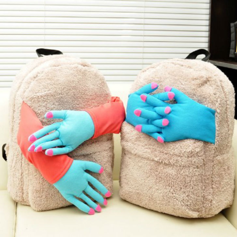 ¿Un día duro en el trabajo? Una mochila de felpa te abrazará y te consolará