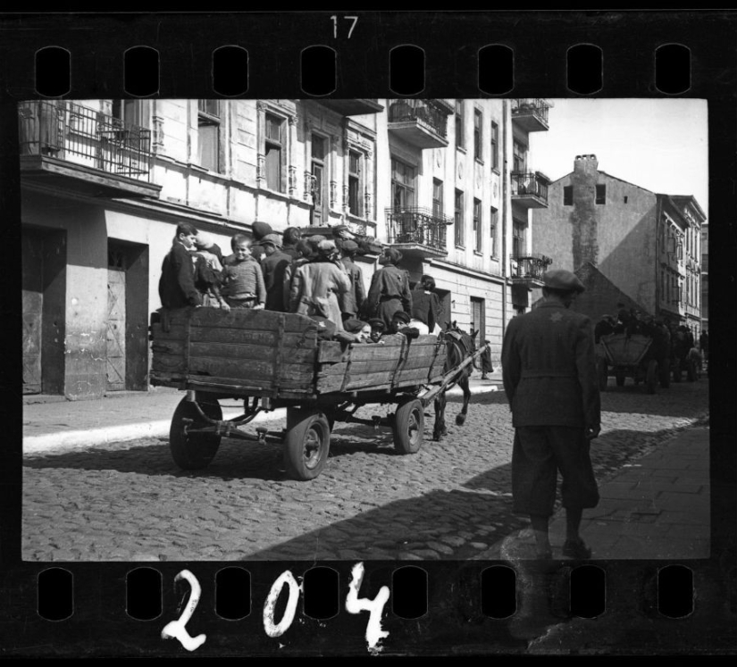 Un fotógrafo judío capturó la vida en un gueto de la Polonia ocupada bajo su propio riesgo