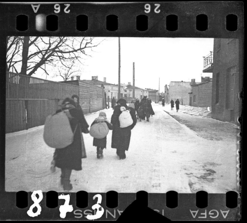 Un fotógrafo judío capturó la vida en un gueto de la Polonia ocupada bajo su propio riesgo