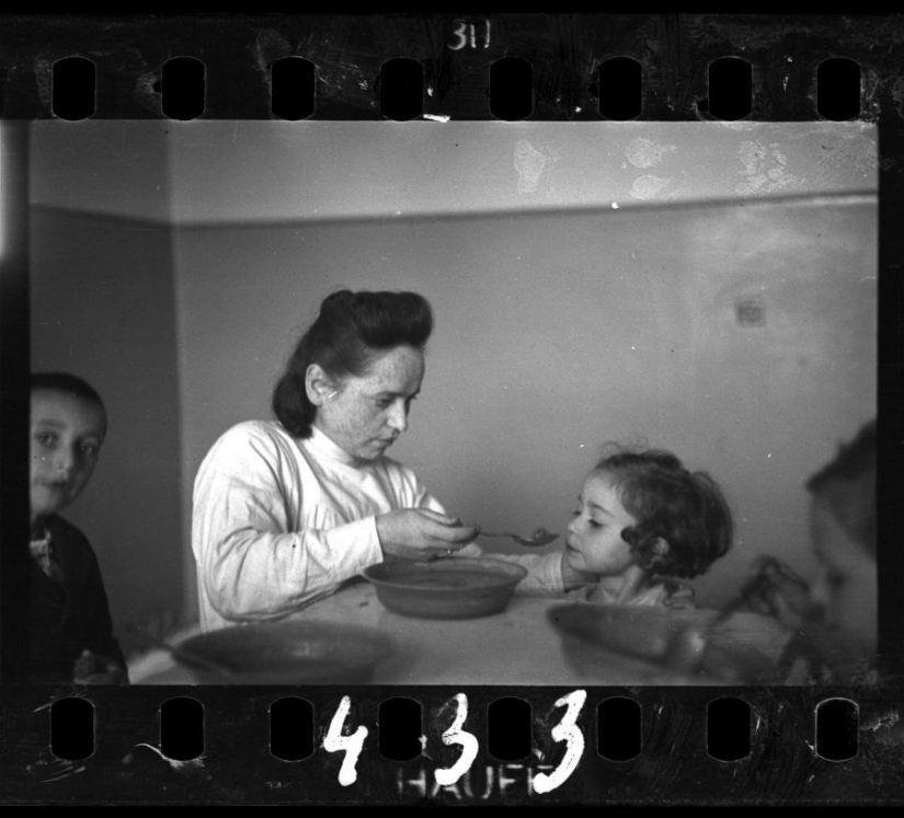 Un fotógrafo judío capturó la vida en un gueto de la Polonia ocupada bajo su propio riesgo