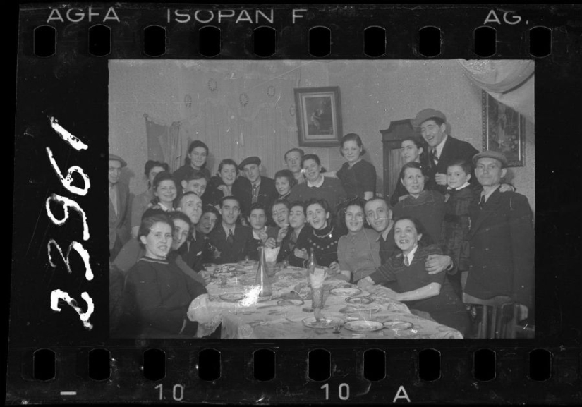 Un fotógrafo judío capturó la vida en un gueto de la Polonia ocupada bajo su propio riesgo