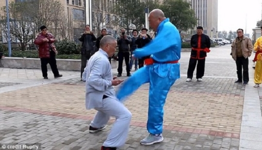 Un hombre con bolas de acero ya no es una metáfora Un hombre con bolas de acero ya no es una metáfora