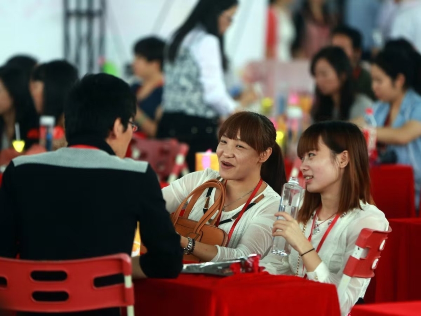 "Un hombre normal se avergüenza de salir con una sola". Cómo vivir en una ciudad donde hay tres chicas para un hombre "Un hombre normal se avergüenza de salir con una sola". Cómo vivir en una ciudad donde hay tres chicas para un hombre