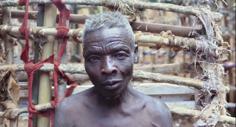 Un hombre ruandés pasa 55 años aislado y quiere “asegurarse de que las mujeres no se acerquen más” Un hombre ruandés pasa 55 años aislado y quiere “asegurarse de que las mujeres no se acerquen más”