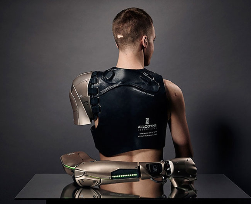 Un jugador con un solo brazo se hizo una prótesis con un USB, una pantalla y un dron