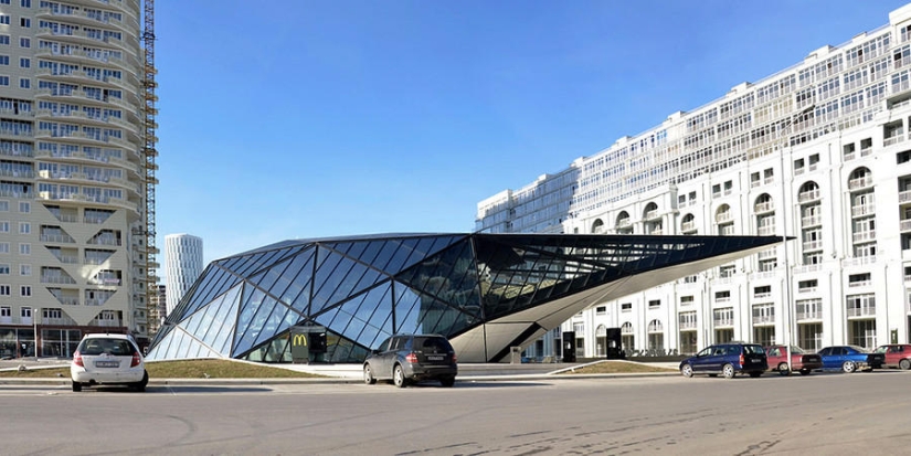 Un McDonald&#39;s futurista fue construido en Batumi
