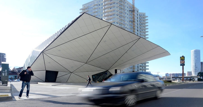 Un McDonald&#39;s futurista fue construido en Batumi