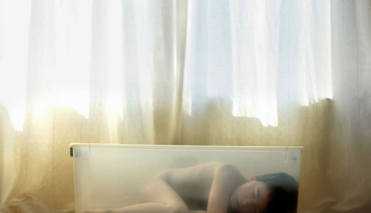 Un padre amoroso captura con reverencia los hábitos únicos de un hijo autista