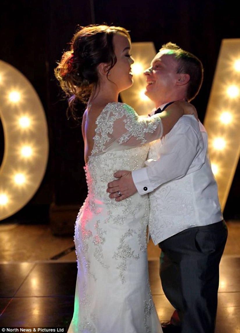Un par de enanos que se conocieron mientras participaban en una obra de teatro en "Blancanieves" jugaron una boda fabulosa
