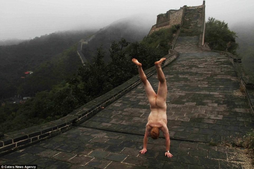 Un viajero exhibicionista se toma una foto desnuda con el telón de fondo de la naturaleza y las atracciones de la ciudad.