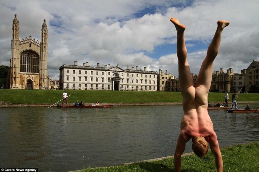 Un viajero exhibicionista se toma una foto desnuda con el telón de fondo de la naturaleza y las atracciones de la ciudad.