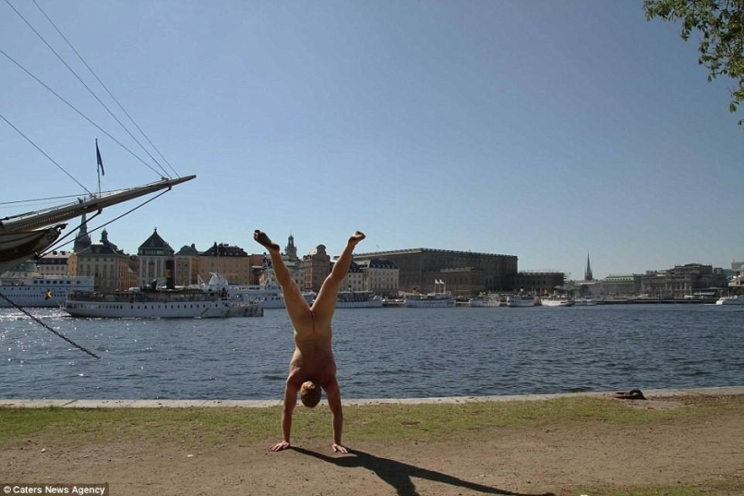 Un viajero exhibicionista se toma una foto desnuda con el telón de fondo de la naturaleza y las atracciones de la ciudad.