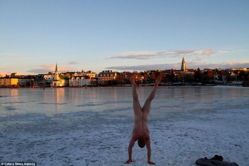 Un viajero exhibicionista se toma una foto desnuda con el telón de fondo de la naturaleza y las atracciones de la ciudad.