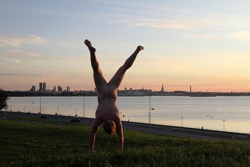 Un viajero exhibicionista se toma una foto desnuda con el telón de fondo de la naturaleza y las atracciones de la ciudad.