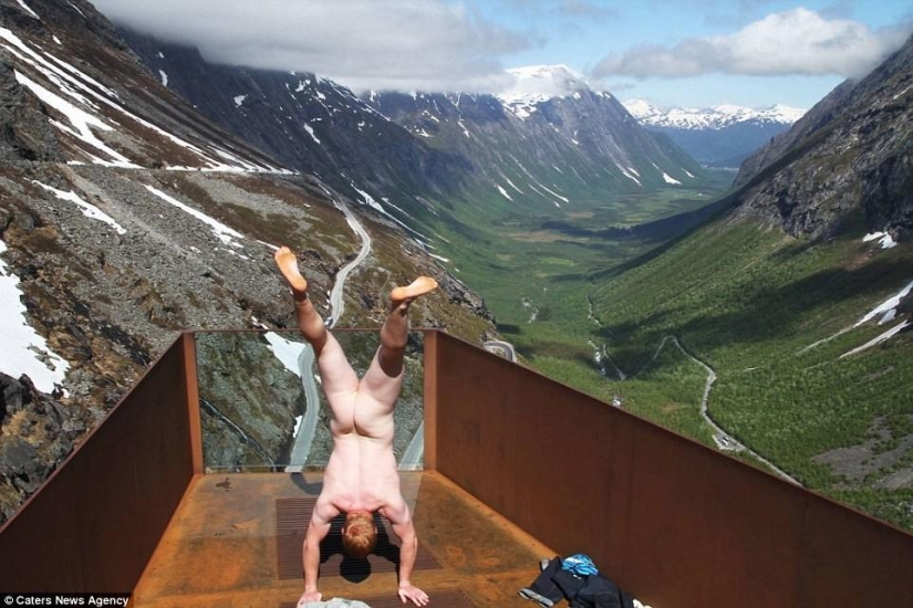 Un viajero exhibicionista se toma una foto desnuda con el telón de fondo de la naturaleza y las atracciones de la ciudad.