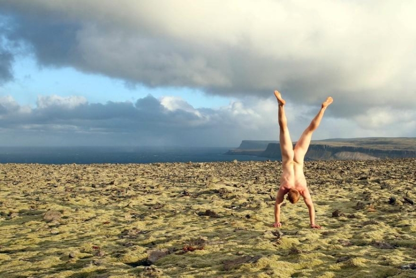 Un viajero exhibicionista se toma una foto desnuda con el telón de fondo de la naturaleza y las atracciones de la ciudad.