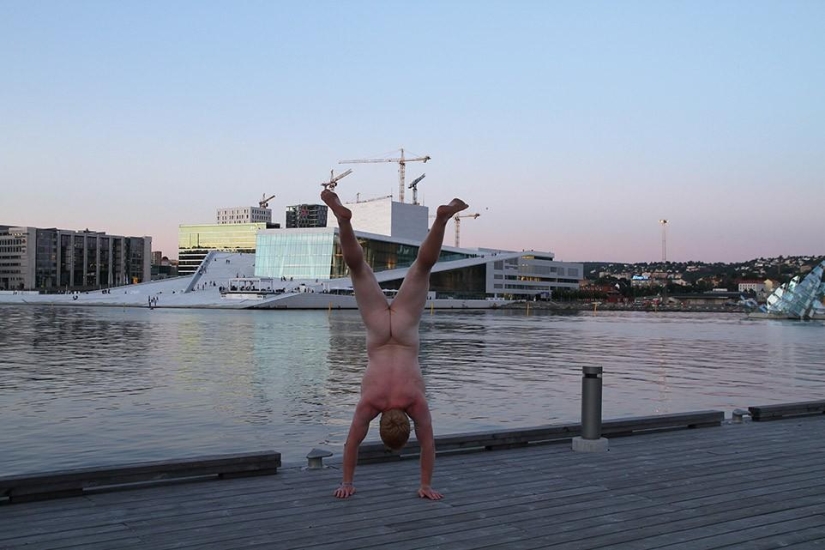 Un viajero exhibicionista se toma una foto desnuda con el telón de fondo de la naturaleza y las atracciones de la ciudad.