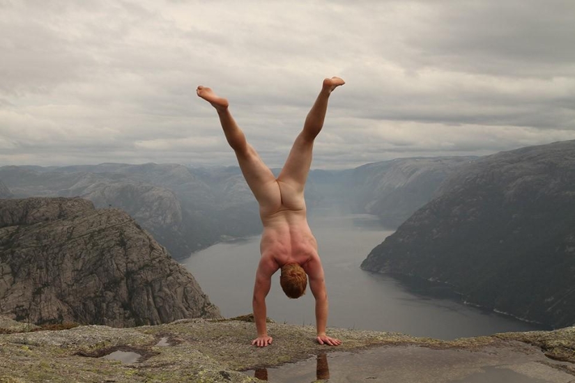 Un viajero exhibicionista se toma una foto desnuda con el telón de fondo de la naturaleza y las atracciones de la ciudad.