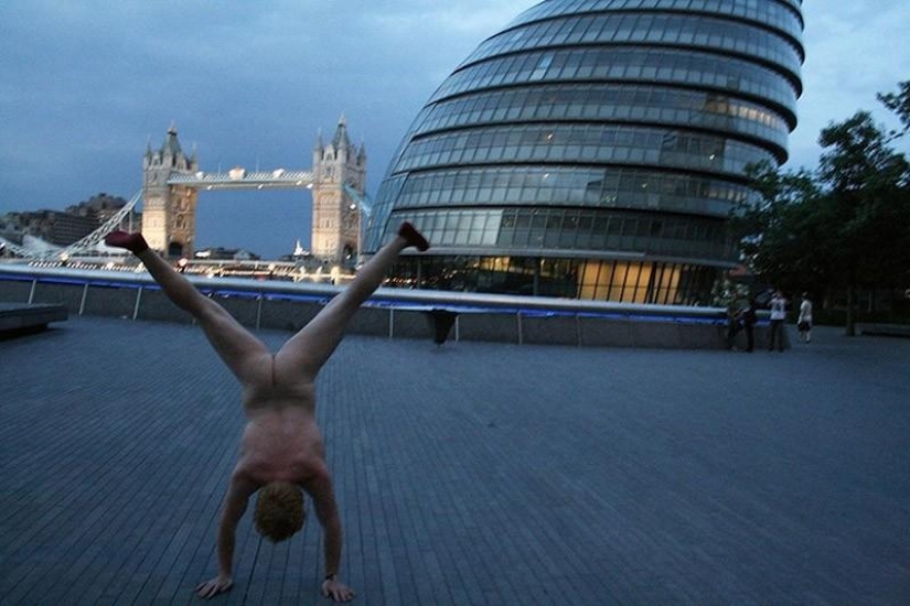 Un viajero exhibicionista se toma una foto desnuda con el telón de fondo de la naturaleza y las atracciones de la ciudad.