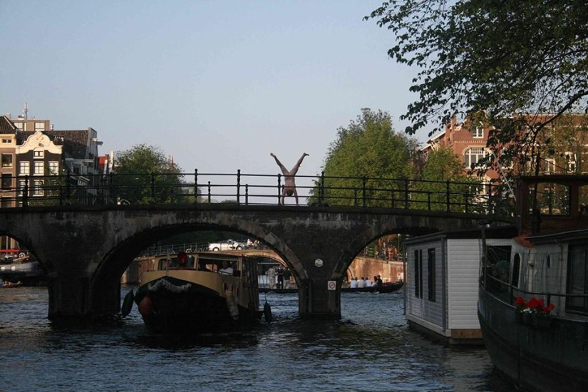 Un viajero exhibicionista se toma una foto desnuda con el telón de fondo de la naturaleza y las atracciones de la ciudad.