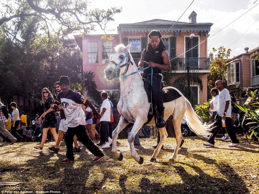 Una América rota: Un fotógrafo de guerra captura la pobreza, el racismo y la violencia en su país natal