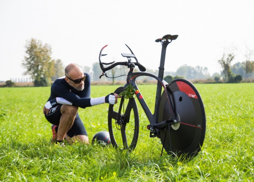 Una bicicleta que acelera a 30 km/h en tres pedaladas