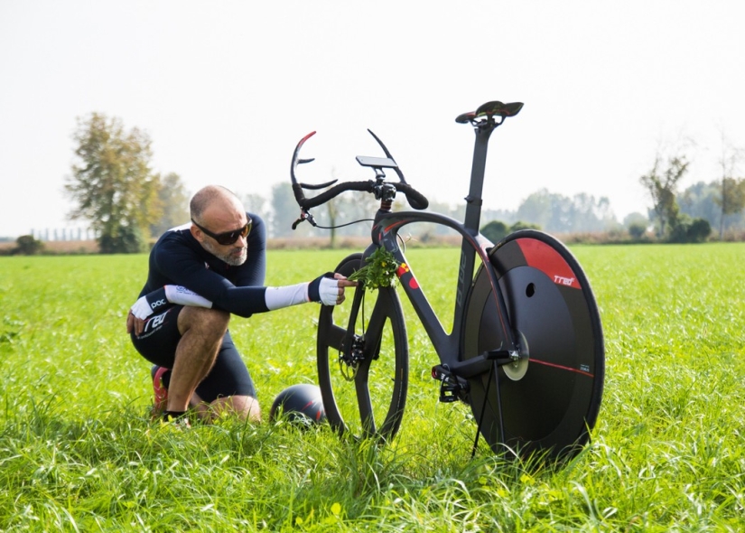 Una bicicleta que acelera a 30 km/h en tres pedaladas