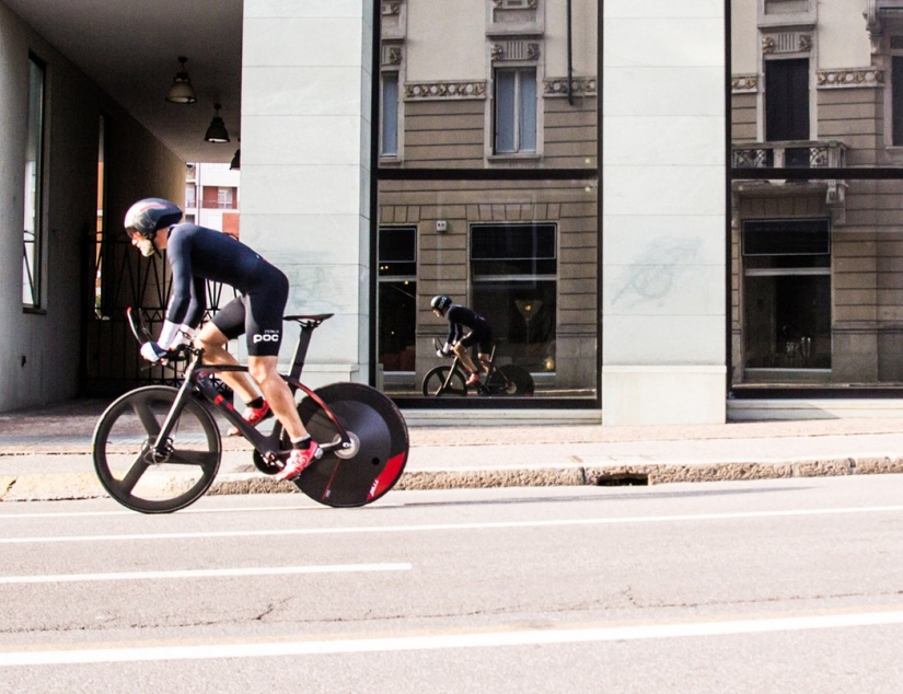 Una bicicleta que acelera a 30 km/h en tres pedaladas