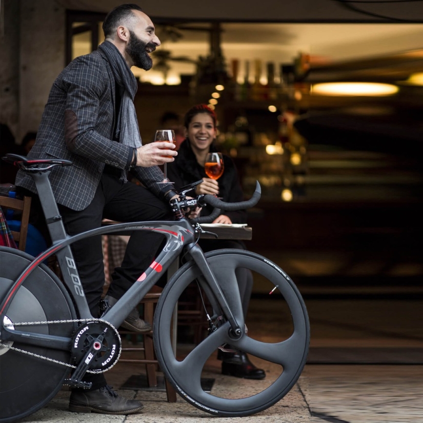 Una bicicleta que acelera a 30 km/h en tres pedaladas