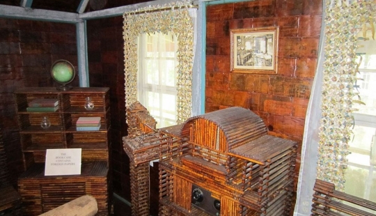 Una casa donde todo es de periódicos: paredes, muebles e incluso cortinas