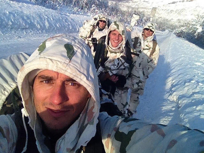 Una colección de fotos de soldados de diferentes países se ha convertido en un verdadero éxito en las redes sociales. Una colección de fotos de soldados de diferentes países se ha convertido en un verdadero éxito en las redes sociales.