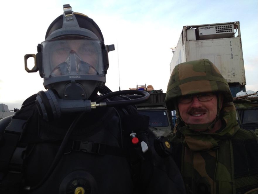 Una colección de fotos de soldados de diferentes países se ha convertido en un verdadero éxito en las redes sociales. Una colección de fotos de soldados de diferentes países se ha convertido en un verdadero éxito en las redes sociales.