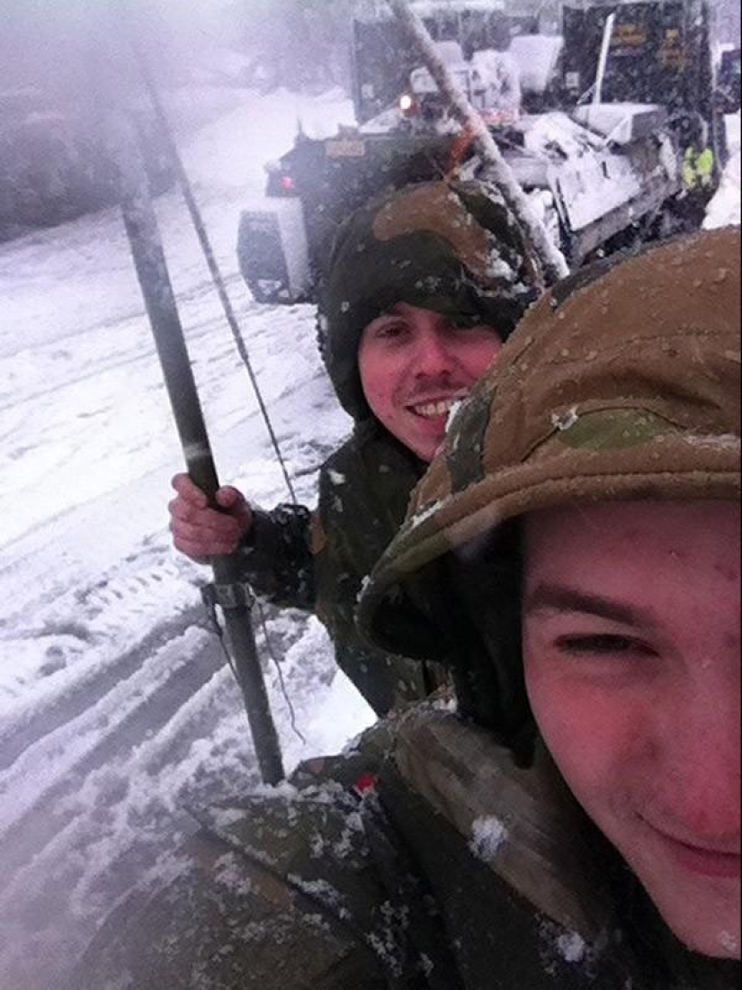 Una colección de fotos de soldados de diferentes países se ha convertido en un verdadero éxito en las redes sociales. Una colección de fotos de soldados de diferentes países se ha convertido en un verdadero éxito en las redes sociales.