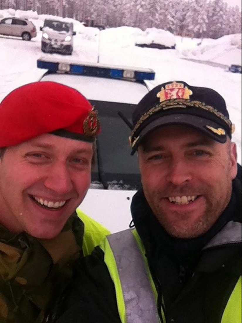 Una colección de fotos de soldados de diferentes países se ha convertido en un verdadero éxito en las redes sociales. Una colección de fotos de soldados de diferentes países se ha convertido en un verdadero éxito en las redes sociales.