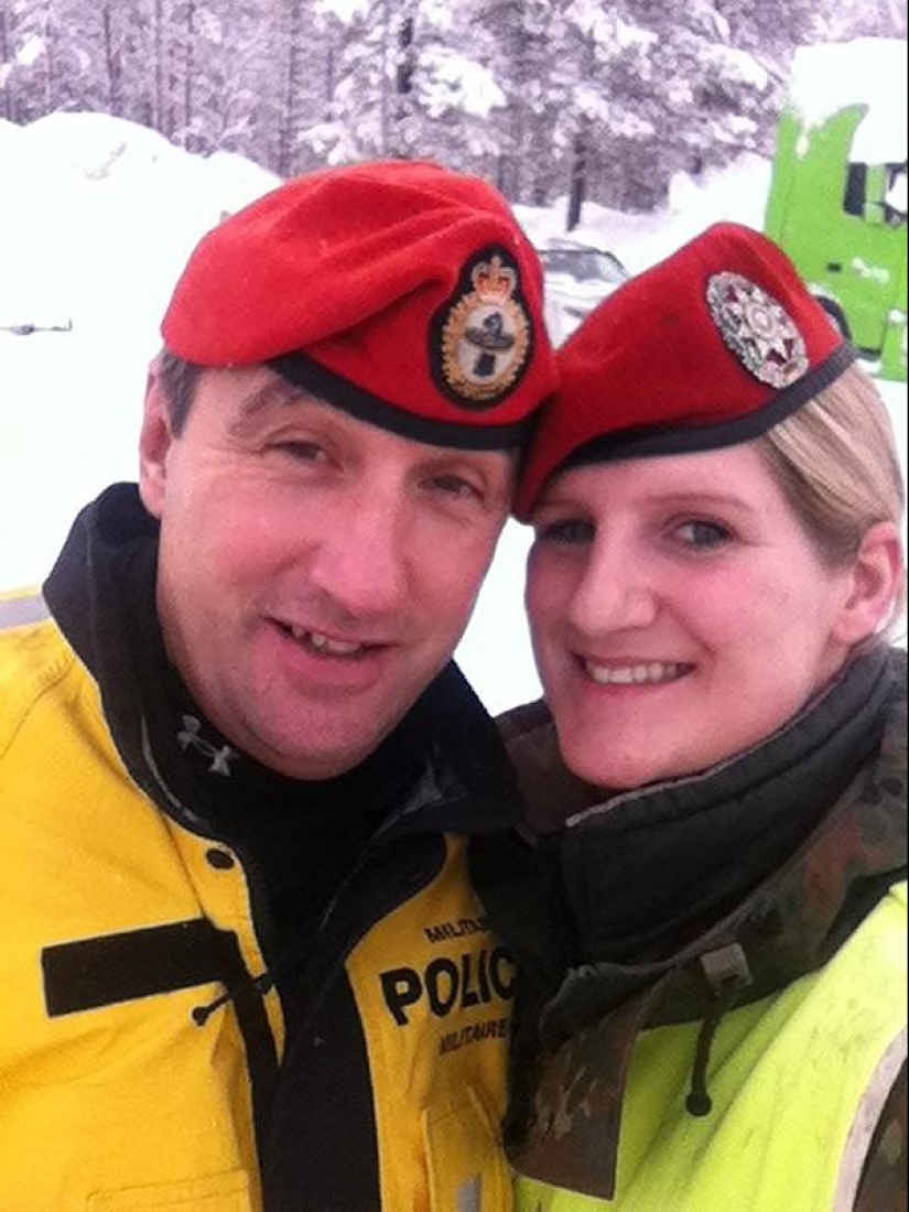 Una colección de fotos de soldados de diferentes países se ha convertido en un verdadero éxito en las redes sociales. Una colección de fotos de soldados de diferentes países se ha convertido en un verdadero éxito en las redes sociales.