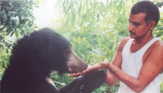 Una familia india ha acogido a cientos de animales salvajes huérfanos, convirtiendo su hogar en una reserva natural