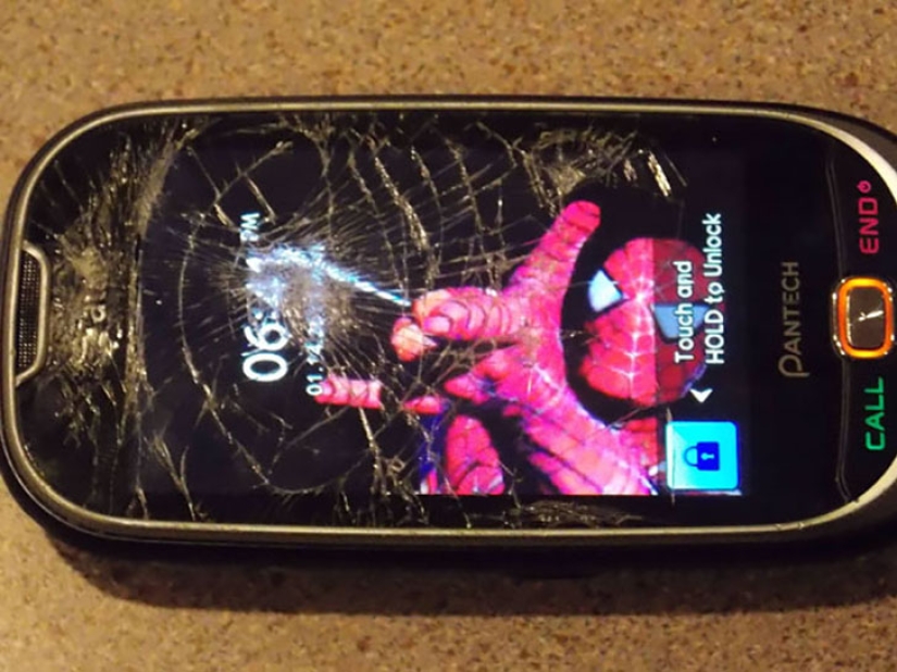 Una forma creativa de "arreglar" una pantalla de teléfono inteligente irremediablemente rota