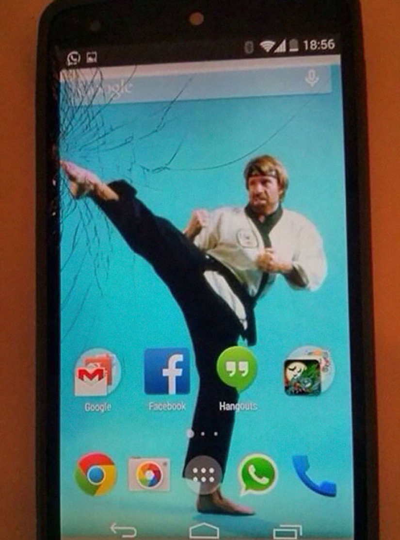 Una forma creativa de "arreglar" una pantalla de teléfono inteligente irremediablemente rota