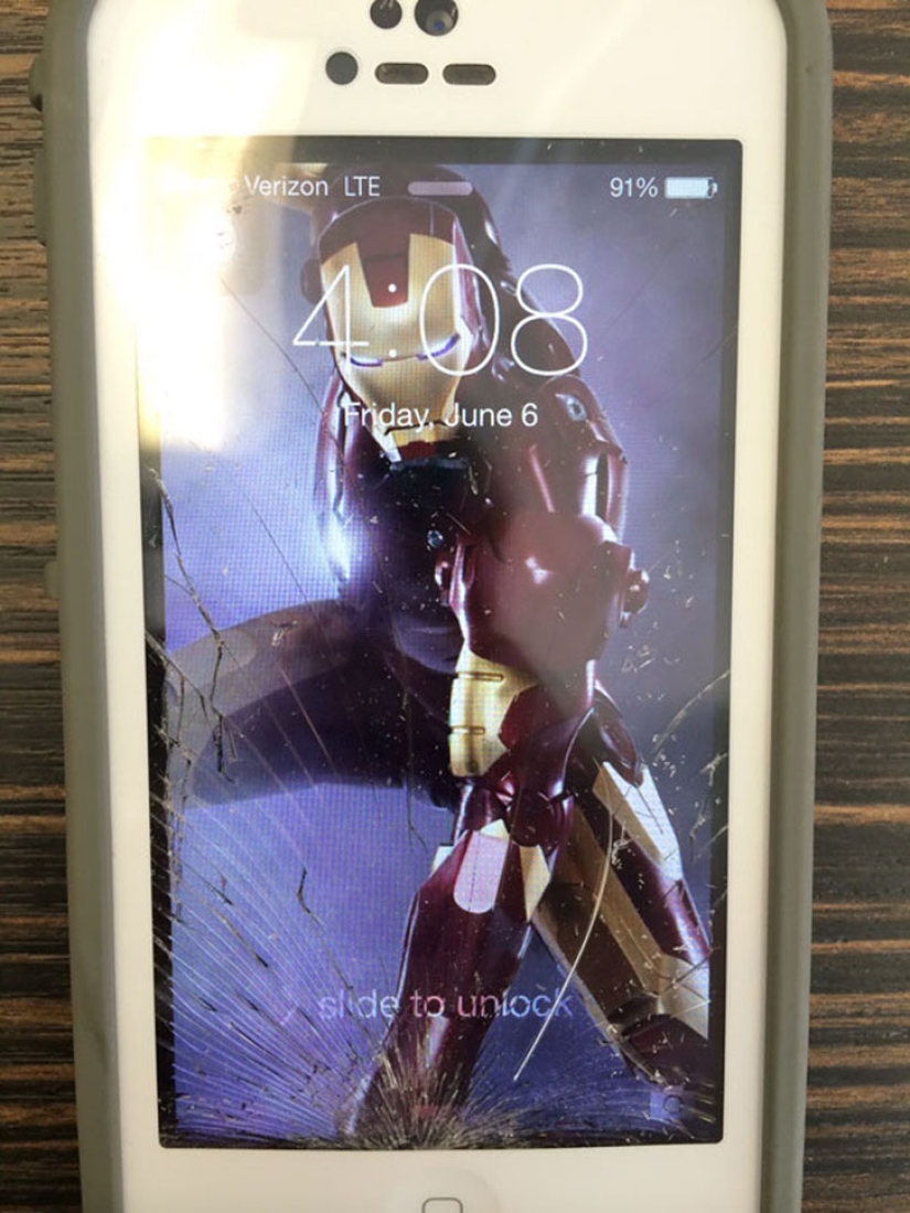 Una forma creativa de "arreglar" una pantalla de teléfono inteligente irremediablemente rota