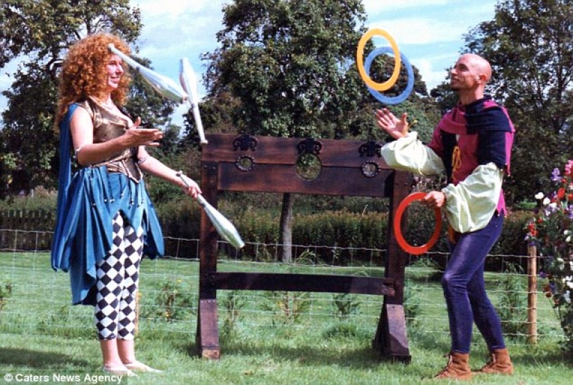 Una mujer británica abandonó la universidad para una actuación de circo en la que clava clavos en la nariz de su padre