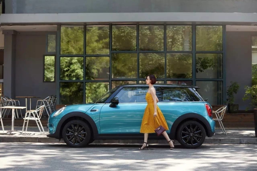 Una mujer china vendió 100 autos Mini Cooper a un precio de 42 mil dólares en 5 minutos Una mujer china vendió 100 autos Mini Cooper a un precio de 42 mil dólares en 5 minutos