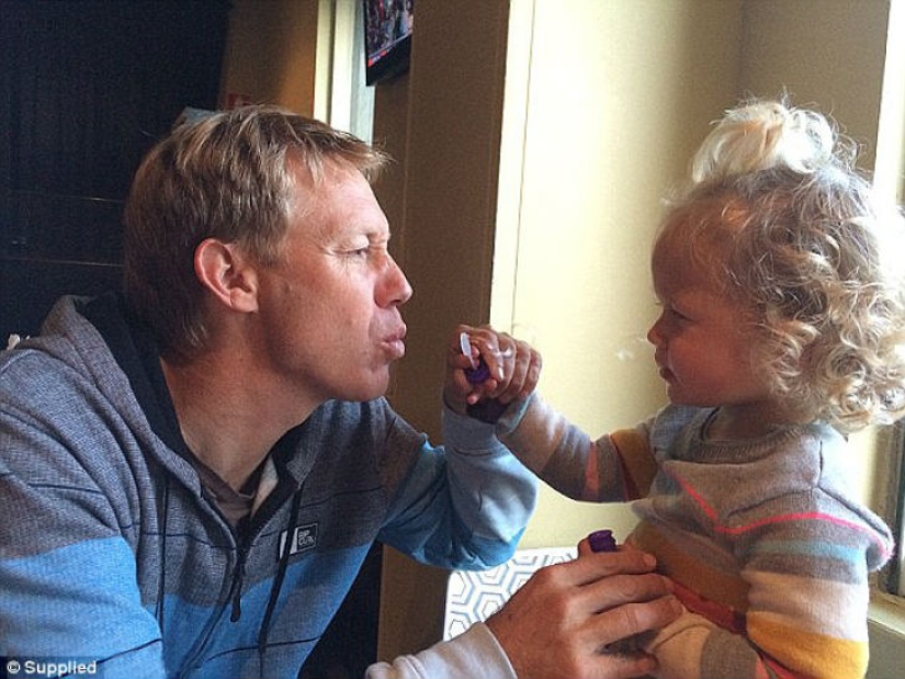 Una mujer inglesa se enamoró de un donante de esperma, de quien dio a luz a una hija. Una mujer inglesa se enamoró de un donante de esperma, de quien dio a luz a una hija.